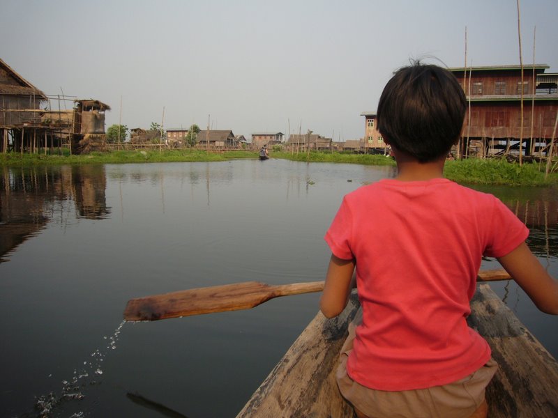 Travel - Myanmar - Inle Lake - Second Boat Trip - The Drivers Village - Paddling through the Village